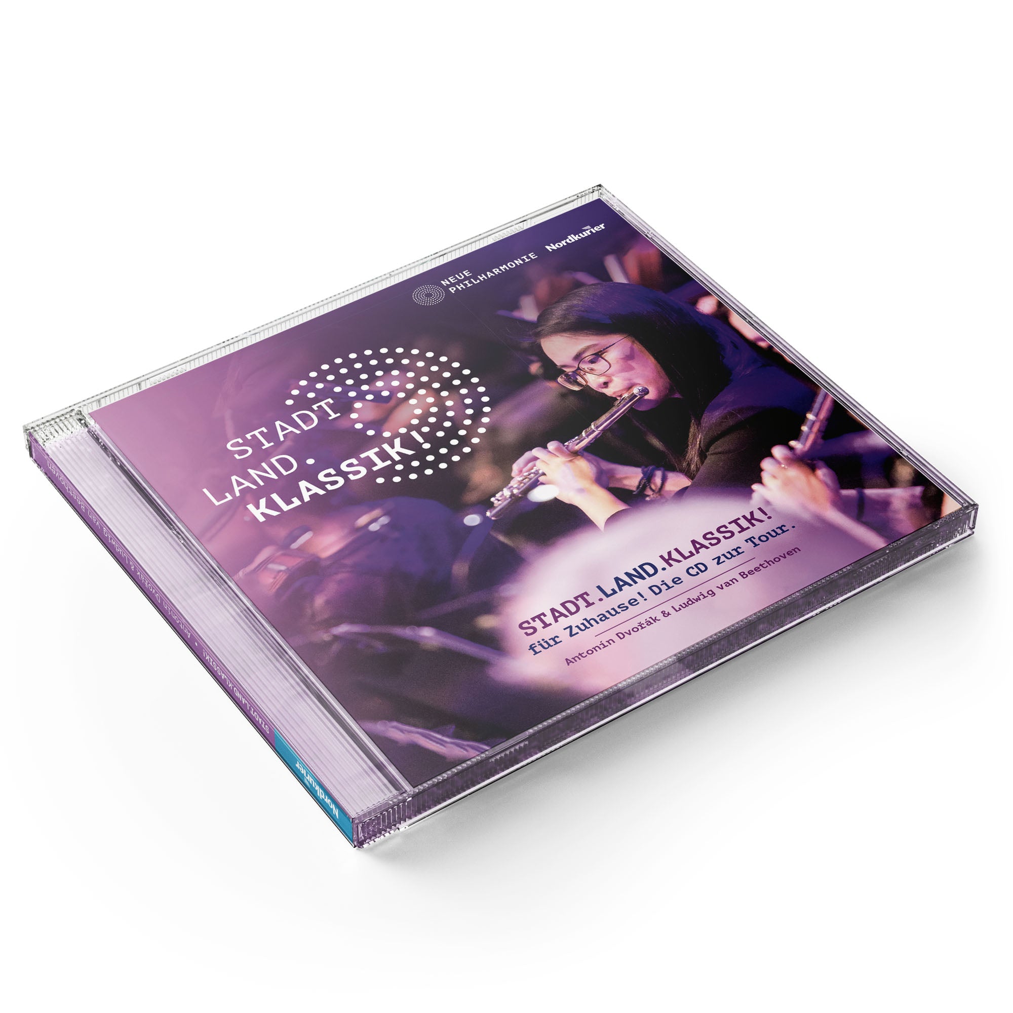 CD-Hülle „Stadt.Land.Klassik! für Zuhause – Die CD zur Tour“ mit Coverfoto einer Musikerin beim Flötenspiel